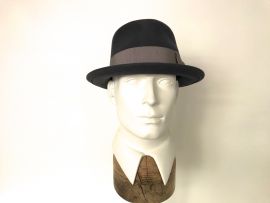 schwarzer Fedora aus Haarfilz.jpg
