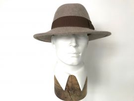 Stichelhaar Fedora taupefarben.jpg