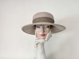 Hellbeiger Velour Damenhut m. Lederband.jpg