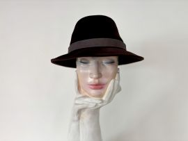 brauner Seidenvelour Fedora m. Ledergarnitur.jpg