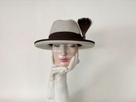 Fedora Stichelhaar hellgrau m. Gamsbart.jpg