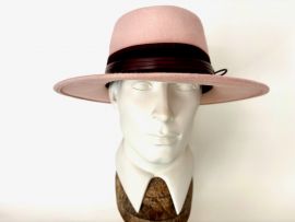 Rosa Fedora m.Lederband u.Rips.jpeg