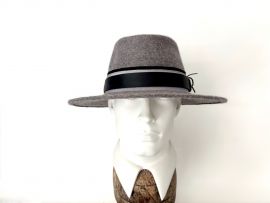 Fedora Stichelhaar hellgrau.jpeg