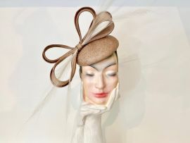 Headpiece beige Sisol mit Kronenreiherfedern.jpg