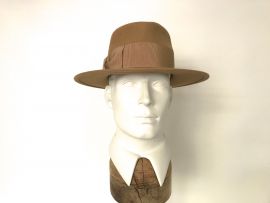 camel farbener Fedora aus edlem Haarfilz.jpg
